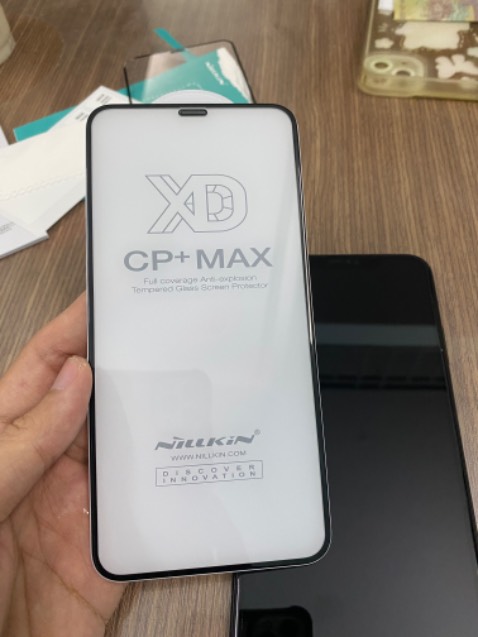 Miếng dán tốt, có cả lưới che loa thoại, vuốt mượt mà ko bị rít tay, ko thua gì loại JCPAL 490k mình đang xài