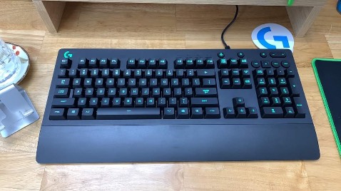 Bàn phím tốt trong tầm giá
Ngoại hình đẹp vừa đủ dù chưa đc tinh xảo
Phím bấm êm, hành trình phím vừa đủ , không kêu quá to, thích hợp làm việc văn phòng
Đèn led tốt, có thể thay đổi thông qua phần mềm riêng của Logitech
Điểm cộng là có nhiều phím tương tác với media, tăng/giảm âm lượng, pause, play,...

Nhìn chung đây là bàn phím bình dân cho các bạn muốn trải nghiệm phím cơ, có led RGB. Rất tốt với giá thành

Rất hài lòng về sản phẩm