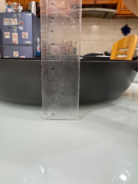Chảo hơi nông so với kì vọng và đánh giá lúc xem ảnh (đo thực tế chỉ sâu 5 cm), thông số kích thước chi tiết của sản phẩm không thấy trên Tiki. Chất lượng hoàn thiện chấp nhận được, không dầy dặn và sâu bằng dòng chảo Unlimited cùng kích thước 26 cm mình đã mua. (Chảo Unlimited mình đã mua ban đầu dùng chiên rán chống dính rất tốt sau đó không biết có phải do dùng cả để xào nên mất dần tác dụng chống dính không).