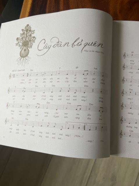 Giấy tốt- Nội dung hay - nhưng chữ in không bằng mực mầu đen nên nhìn hơi mờ!