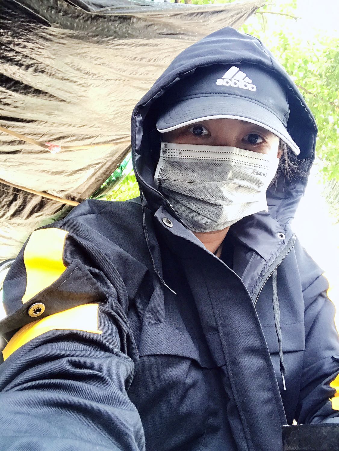 Theo mô tả, mình 58kg chọn size L thấy hơi rộng, nhưng mặc cũng khá thoải mái. Vải ok. Có điều mấy cái túi có nút bấm nhưng chỉ để trang trí, may nút bên ngoài ko có bên trong nên ko bấm được. Đường chỉ may ẩu. Nói chung tầm giá này thì mặc tạm được. :))