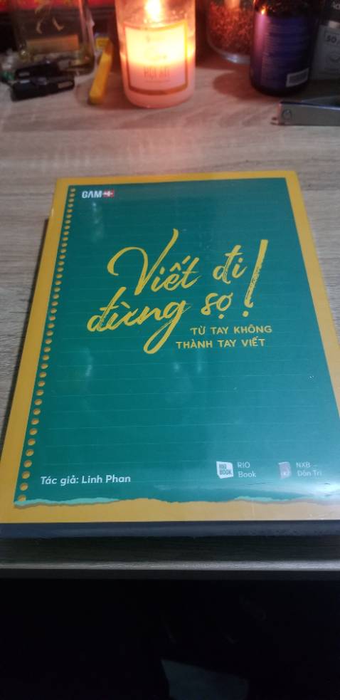 Nội dung do chưa đọc được hết nên chưa đưa ra được nhận xét.
Về phần dịch vụ của tiki: 
-Giao hàng khá nhanh, mình đặt sách lúc 11h20 và nhận được sách vào lúc 16h.
-Đóng gói kỹ, sách in đẹp, chất lượng. Mình có sử dụng book care nhưng mở sách ra thì không có bọc-điểm trừ.
Khi nào đọc xong nội dung sẽ cập nhật thêm, lần trước đọc quyển "Con Đường Trở Thành Freelance Writer" của chị Linh Phan thấy khá chi tiết và thú vị. Hi vọng quyển này cũng được như vậy.