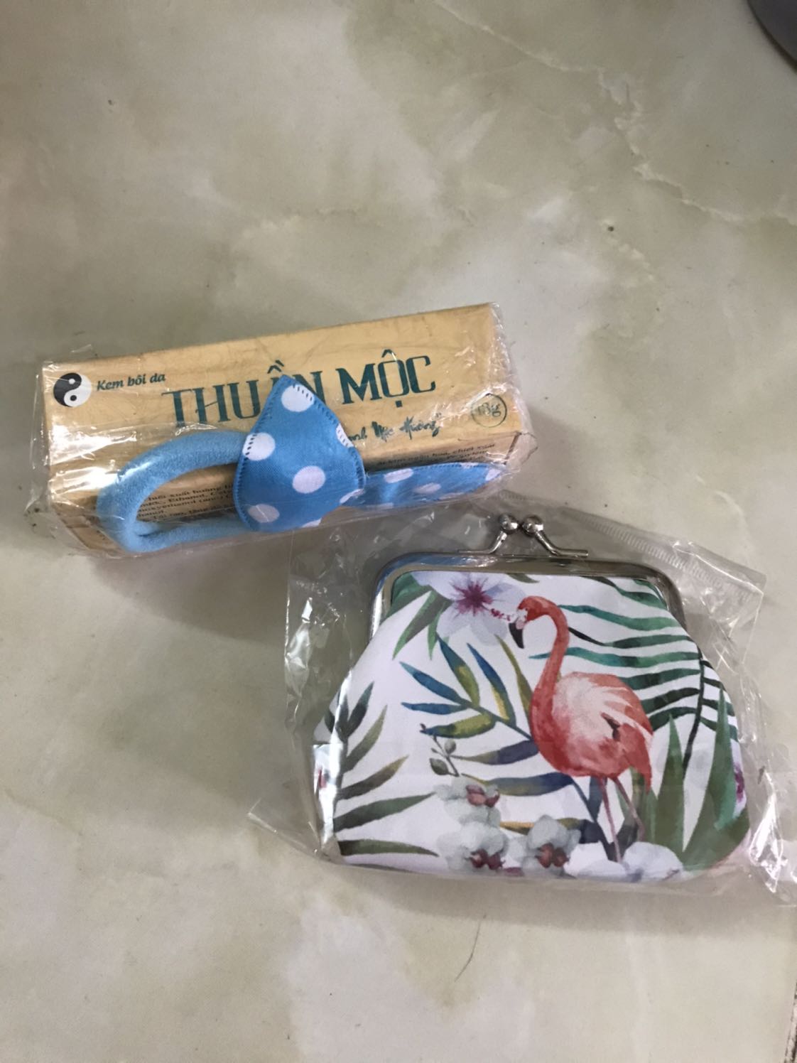 Giao hàng nhanh, shop còn tặng quà nữa. Mình bị bong tróc da tay, mãi giờ mới tìm được sản phẩm này. M có tìm kiếm trên ***, ***, nhưng ko yên tâm lắm, may sao trên tiki có. Hi vọng là tác dụng tốt. M mới thoa đc 1 ngày. Có j sẽ phản hồi tiếp nhé.