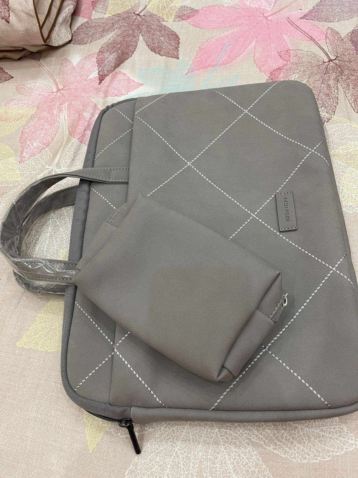 chất lượng tốt, túi đẹp nhưng giao thiếu, mình đặt mua túi cỡ 13" kèm theo ví và gấu bông nhưng thiếu mất con gấu bông chất lượng tốt, túi đẹp nhưng giao thiếu, mình đặt mua túi cỡ 13" kèm theo ví và gấu bông nhưng thiếu mất con gấu bông