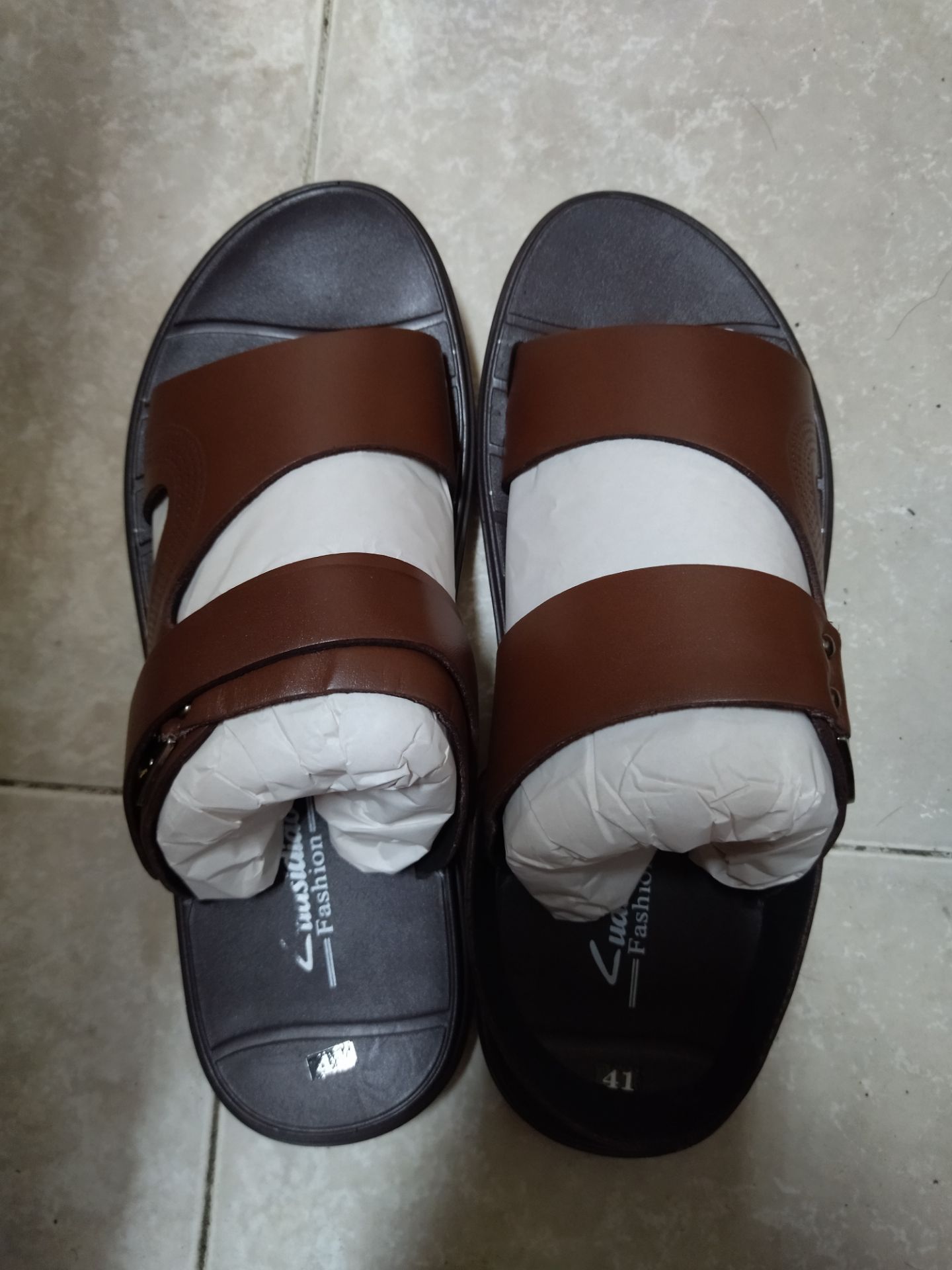 giao hàng nhanh, nhìn cũng gần 90% quảng cáo. đặt số 41, giao hàng ghi 41 nhưng mang ko được, khi đo với đôi 41 mua cùng thì nhỏ hơn 1 size. chất lượng thì chưa biết. không biết làm sao đổi được.