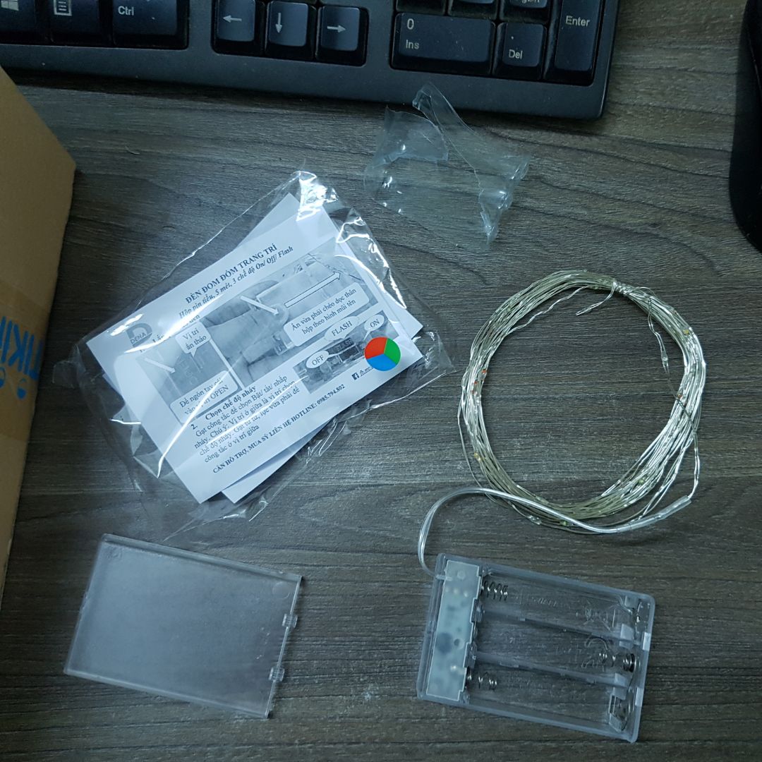 Quá lung linh. Mình mua dây 5 mét - pin- có nháy của Deha. Tâm trạng tốt và rảnh nên review chi tiết như sau: sản phẩm như hình quảng cáo, có công tắc chuyển luôn sáng (on), nháy chớp chậm, và tắt ( off) . Với mình như thế là đủ dùng. Cho 5 sao. Tuy nhiên pin tiểu thì phải tự mua. Ngay dưới nhà có quán tạp hóa nên cũng ok. Đóng gói gọn gàng, có hướng dẫn đi kèm và số *** để gọi hỗ trợ khi cần gấp. Nhân viên giao hàng Tiki khá nhiệt tình và thân thiện. 5 sao cho toàn bộ.