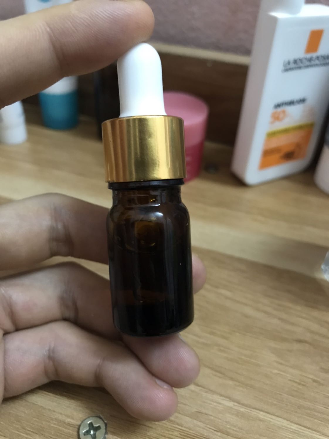 Giao hàng nhanh. Chất sản phẩm lỏng, trong suốt nhé. Bôi lên da thì hơi dầu dầu, cảm giác khó thấm nên chỉ nên dùng 1 bước này thôi, không layer được thêm sản phẩm khác. 
Nghe đồn dễ oxi hoá nên phải chiết ngay ra chai nhỏ để dùng. Mọi người nên bóp cho ít không khí bên trong nhất có thể rồi hãy đóng nắp đỡ bị oxi hoá hơn