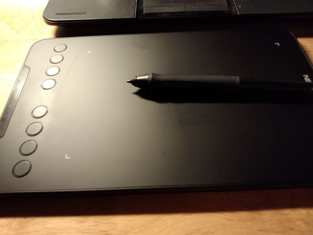 Chất lượng sản phẩm tốt. Mình dùng được vài tháng rồi sản phẩm vẫn rất ổn, viết mượt. Mới đầu dùng ko quen tay nhưng tập 1,2 ngày là được