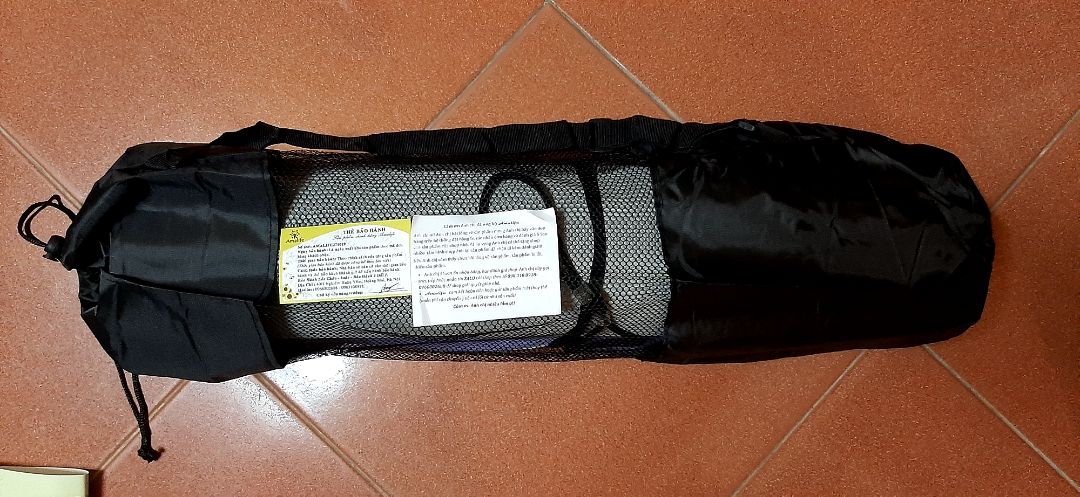 Tôi đã nhận hàng nhanh chóng sau 1 ngày đặt hàng, rất hài lòng về vận chuyển giao hàng. Thảm có đủ phụ kiện: dây, túi như quảng cáo. Tuy nhiên kích thước thảm nhỏ hơn, mỏng hơn so với giới thiệu, thảm dễ lún.    Tôi nghĩ chất lượng sản phẩm phù hợp với giá tiền.