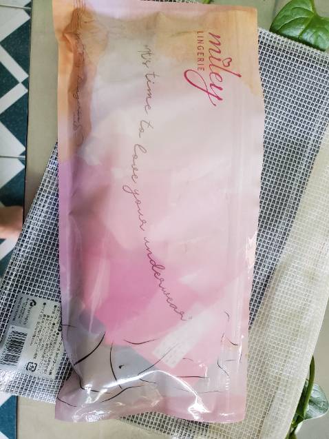 Chất liệu vải tốt. Kiểu dáng đẹp. Giao hàng đúng hẹn