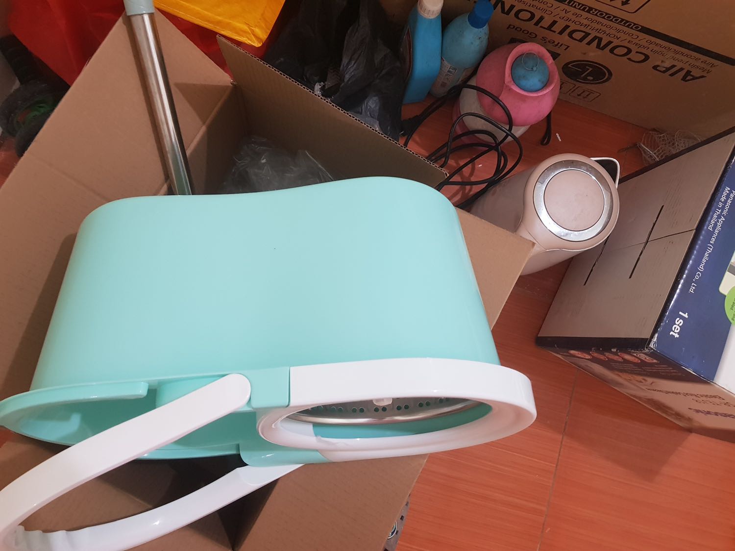 Màu xanh ngọc đẹp hơn trong hình mn ạ. Chổi này okela, dùng khá là chắc chắn luôn.