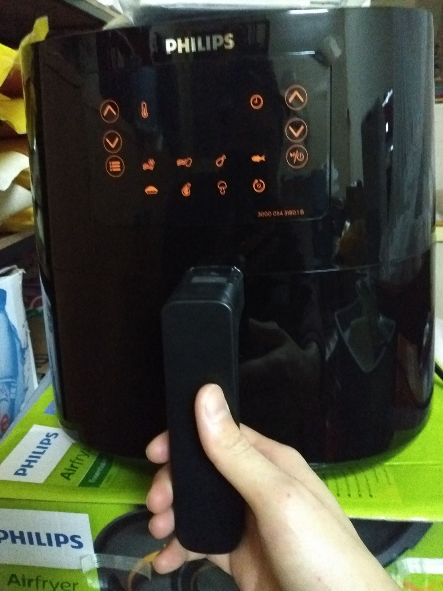 Ổn, dùng tốt, hoàn thiện cũng không phải chính xác 100% phần giỏ chiên lắp vào khoang vẫn có cạnh lồi, thụt, đang dùng thỉnh thoảng có lúc thanh nhiệt nghe rung bần bật, chống dính rất tốt rửa nhẹ trôi hết nhưng có vẻ dễ bong sớm, tay cầm hơi lỏng lẻo, yếu. Chiên từ khoai tươi chỉ chín mềm, khó giòn, vỏ nhanh cháy, khoai đông lạnh là ngon nhất vì được xử lý chiên sơ rồi