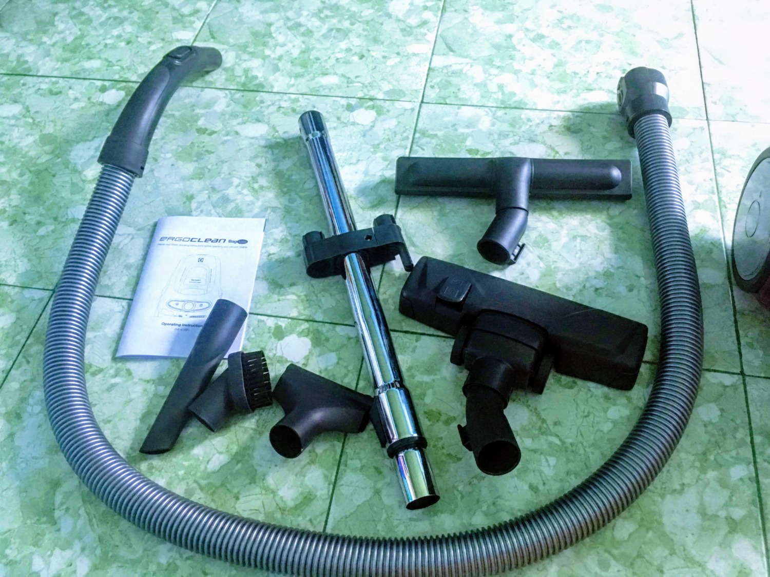 Tiki giao hàng cho mình thiếu mất 1 đầu hút Turbo (ko biết bên Tiki có giao bổ sung lại cho mình ko ạ ?)
Trừ việc đó ra, mọi thứ còn lại đều rất OK, giao hàng chuẩn trong vòng 2h, đóng gói cẩn thận 
-Mức giá 2.099 đ của Tiki thật sự quá tốt,  các nơi khác toàn trên 3tr
-Kiểu dáng máy hiện đại, đẹp, sang chảnh, tông tím nhìn bắt mắt
-Công suất máy đến 2000W, hút bụi cực kỳ mạnh mẽ, hút sạch cả bụi siêu mịn bám trên sàn
-Tiếng ồn vừa phải trong mức cho phép
-Có tất cả 6 đầu hút, lắp ráp dễ dàng, giúp mình dọn dẹp nhà cửa rất tiện lợi, nhưng mình bị giao thiếu mất 1 cái đầu Turbo

NÊN MUA SẢN PHẨM NÀY CÁC BẠN NHÉ!!!