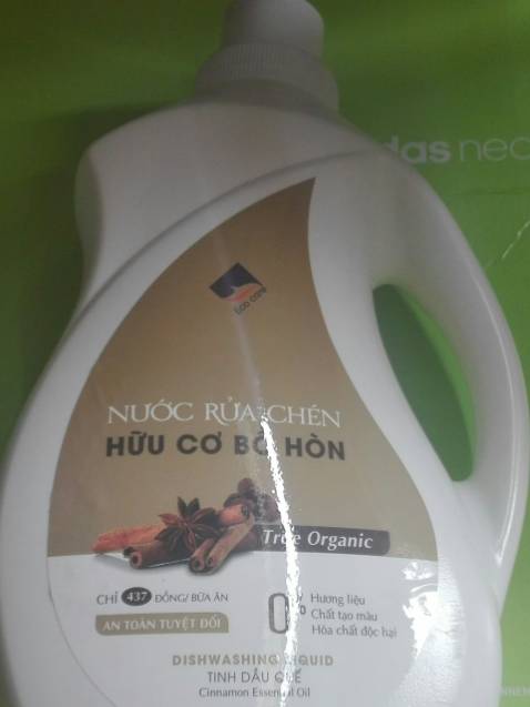 mùi quế không quá hắc cũng không lưu lâu trên da tay, rửa xong bát chén da tay cũng không bị khô như các loại dầu rửa bát khác.