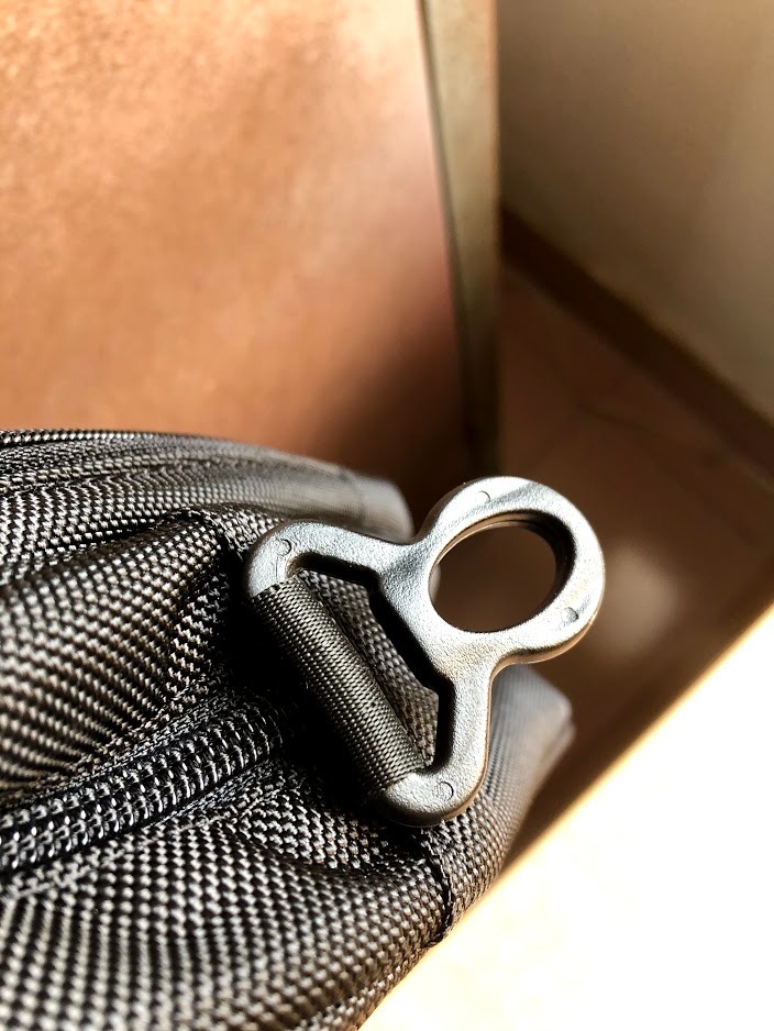 Sản phẩm tốt, chỉ tiếc là các móc quay đeo làm bằng nhựa, sợ lâu ngày bị gãy thì không biết thay như thế nào. Nếu các móc quay đeo này làm bằng kim loại thì hoàn hảo rồi.