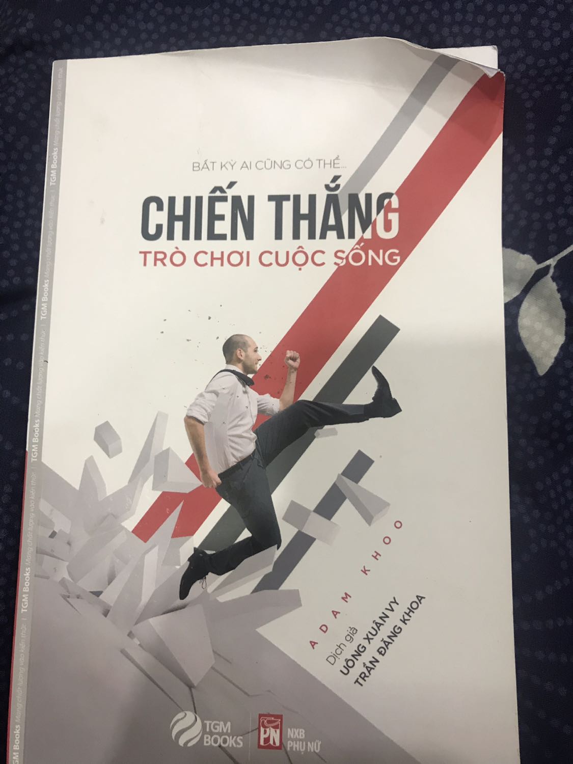 Tiki làm việc thật sự kì cục, sách như thế này mà vẫn đem giao cho khách được. Bìa thì dính vết đen ***, mép sách thì cong vẹo hẳn lên, phía sau cũng rất dơ và các phần mép sách thì bật ra như hình. Thật sự thật sự rất tệ và vô cùng THẤT VỌNG VỀ TIKI. Yêu cầu đổi ngay sách mới cho tôi, tôi k chấp nhận việc bỏ tiền ra để mang về 1 cuốn sách *** sứt sẹo như này. Trước đây Tiki làm việc vô cùng ổn, t đã mua hàng nhiều lần nhưng sau này thì đã tệ đi rất nhiều, khi mua hàng t đã chú ý chọn TIKI TRADING rồi mà khi nhận hàng lại hoàn toàn thất vọng, mong bên phía Tiki sẽ sớm có câu trả lời thích đáng cho việc này !!! Sách như vừa đào với trong kho ra vậy. Nếu biết mua Tiki mà bị như này thật ra tiệm mua sách còn hơn. Đỡ mất thời gian chờ ship nữa. Tôi chỉ vừa nhận hàng vào sáng nay ngày 24/7/2019. Mong bên phía Tiki liên lạc lại làm việc sớm với tôi. Trải nghiệm thất vọng