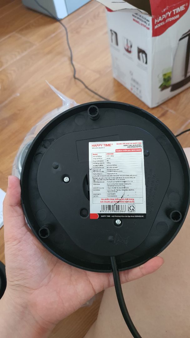 dán nhãn "hàng dễ vỡ" nhưng chỉ quấn 1 lớp ni lông mỏng dính, hộp giấy bên trong thì đc mở sẵn luôn, nhìn còn tưởng mua 2nd hand 😅 giao nhanh, với giá này thì ko yêu cầu gì nh