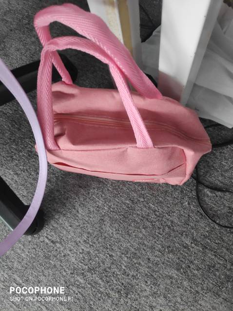 Nhiều màu khác nhau - mình chụp mấy loại của mấy chị ở văn phòng làm cùng - sản phẩm giữu nhiệt tốt, gọn nhẹ, hộp đựng cơm cho vào không bị thoát mùi ra, nên rất vệ sinh, quai treo tiện. giao hàng hơi lâu.