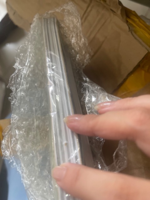 sách cũ, bị ố vàng. có vài trang bị rơi giấy.