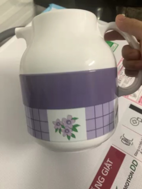 Mọi người cẩn thận khi mua ở shop này nha. Mang tiếng gian hàng chính hãng mà giao hàng bị lỗi. Bình nước giữ nhiệt mà ở trong có 3 vết rĩ sét như hình trông rất ghê. Vậy làm sao mà dám đựng nước vào mà uống. Tiền mất tật mang xứng đáng 1 sao.