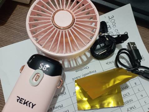 Quạt nhỏ gọn, mình dùng cả ngày mới hết pin tiện dụng
