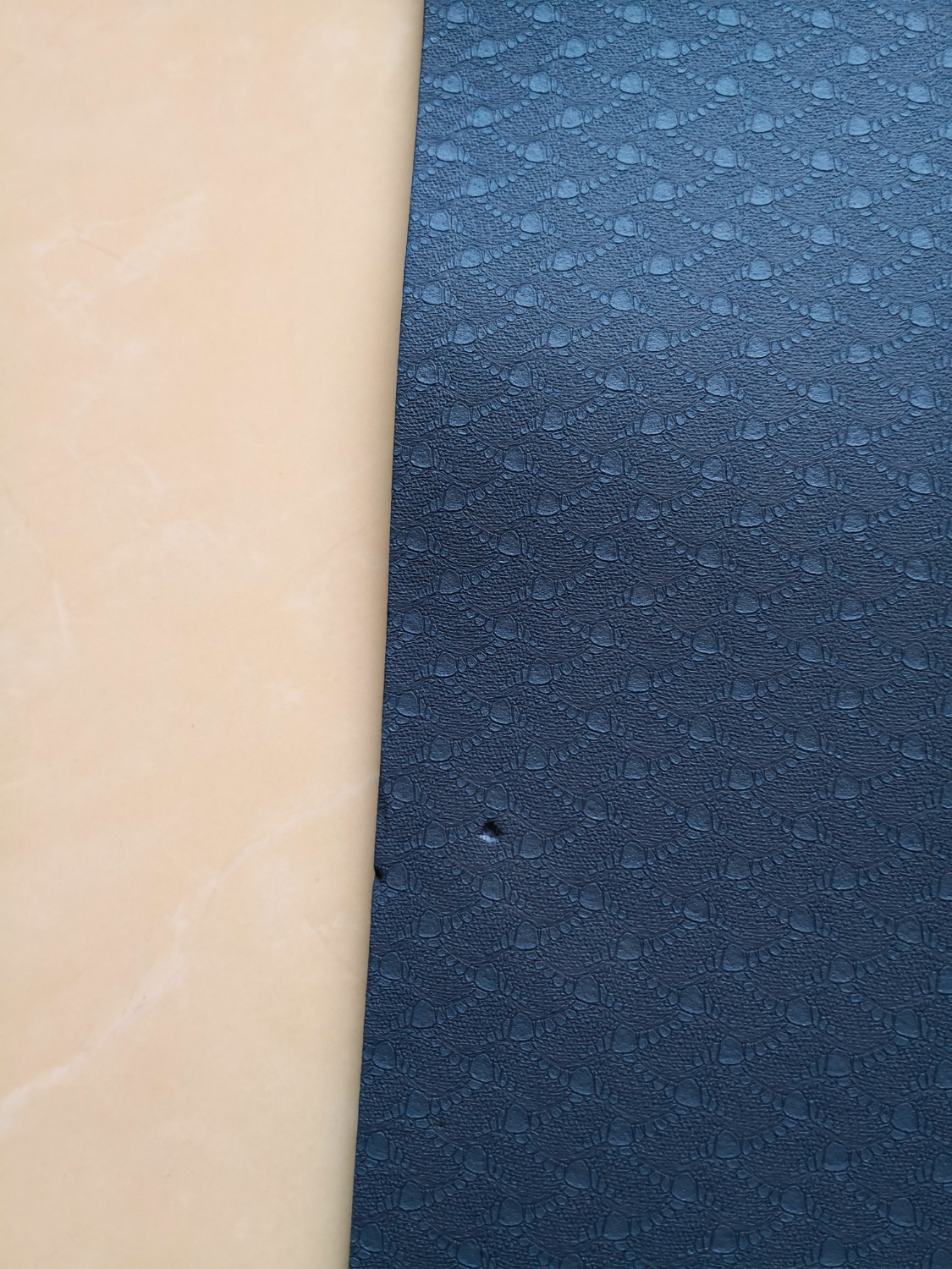 đặt hàng 5/8 đến tận 10/8 giao tới, cũng quên luôn là đã mua cái thảm này, 13/8 sựt nhớ mới nhận được cái thảm dưới quầy bảo vệ chung cư, mở ra phát hiện đến 8 cái lỗ như hình, chỉ quá có 1 ngày mà tiki báo hơn 48 giờ rồi không được đổi nữa. thất vọng