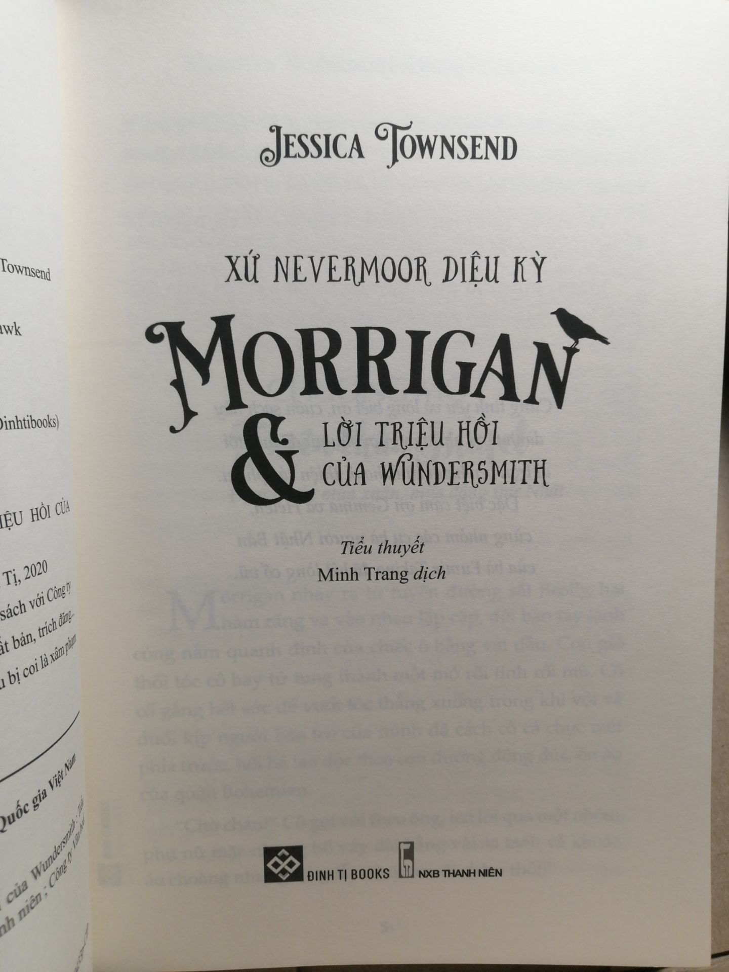 Ui, tiki giao hàng rất nhanh mặc dù mình đặt giao tiết kiệm. Mình đặt từ tối thứ 5, dự kiến giao hàng vào hôm thứ 7 ấy ạ, mà sáng thứ 6 hôm nay hàng đã về rùi. Mùa dịch mà mình rất thích dịch vụ giao hàng của Tiki luôn ấy ạ. Sách rất đẹp, cuốn này là tập 2 của series Morrigan Crow ấy, mình đặt tập 1 đọc thích quá nên lên Tiki đặt tiếp tập 2, mà nội dung hay lắm ạ, thể loại fantasty kì ảo thì rất quen thuộc với mọi người rồi. Tác giả rất biết cách cuốn hút người đọc, lời văn mạch lạc rõ ràng mà đôi khi hài hài nhẹ nhàng. Mọi người nên mua nha.
