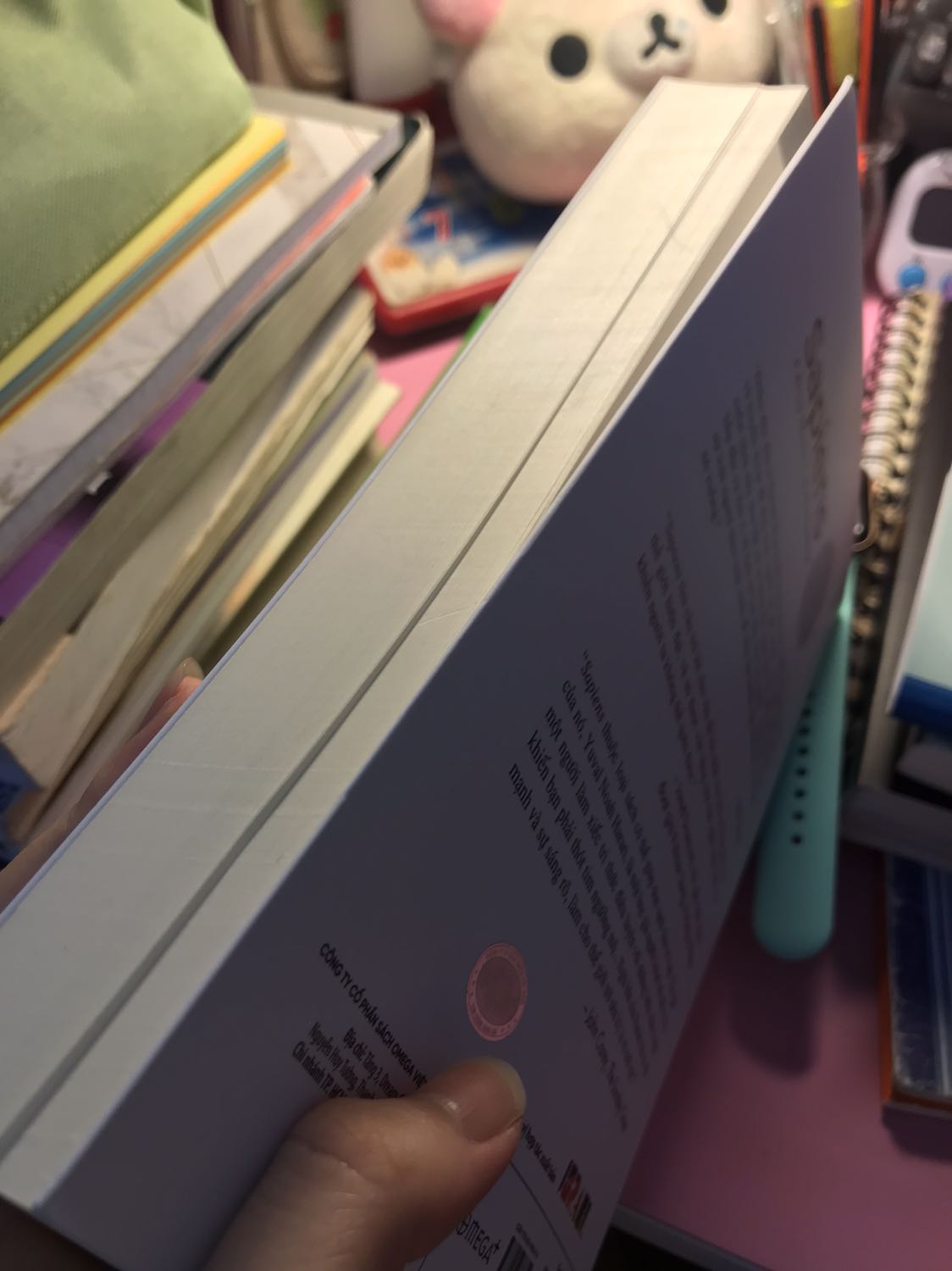 Sách bìa đẹp, giấy khá dày, hơi mùi. Tuy nhiên cuốn của mình bị lỗi nhẹ ở giữa cuốn gần chục trang bị nhúm do nhà in in lỗi, mình ấn thẳng ra thì nó thừa giấy ra nhìn hơi mất thẩm mĩ