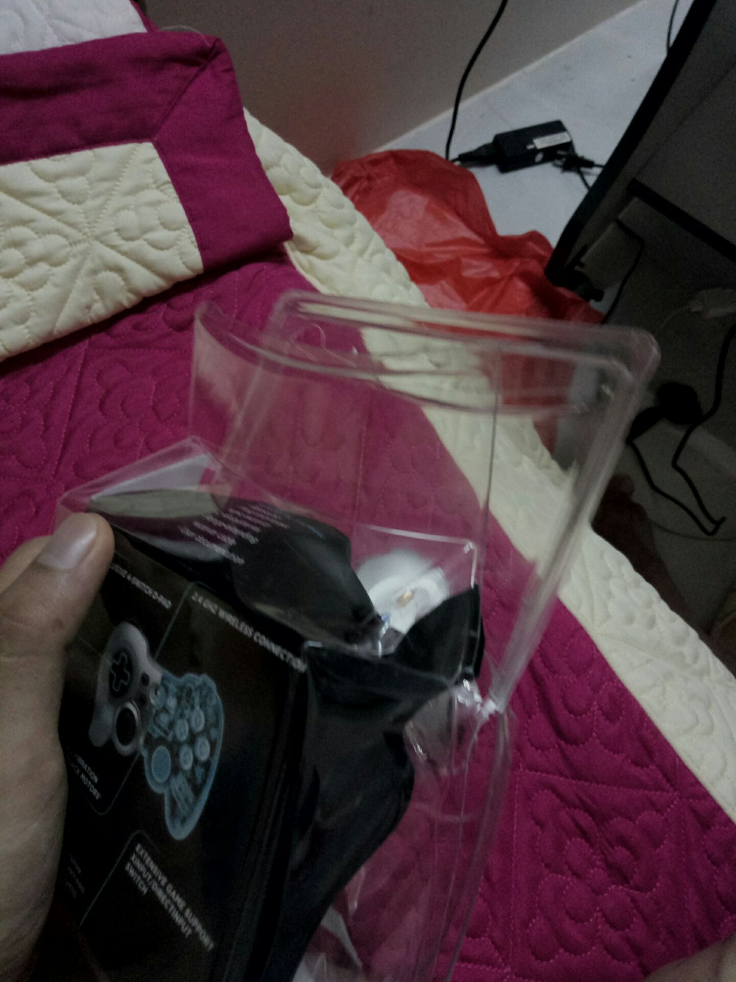 Đặt hàng dễ, có voucher tiết kiệm nhiều. giao hàng nhanh, hẹn 16 ngày thì 14  ngày đã ship tới. không như ladaza rất lôm côm. hẹn 3 ngày 4 ngày mới tới. 
bọc hàng chắc chắn. hình như tiki đã mở ra kiểm tra và dán tem nên cắt lớp bọc nhựa. xước tí tẹo như cái đầu bút bi chắc hãng sơn ko hết.
tay cầm cắm vào nhận ngay (win10). chơi được 100% các game mình *** trong store win 10 đều nhận tay. (asphalt8. armada tank. modern combat5. dungeon hunter5) các game offline khác có need for speed the run, naruto, one piece,  grid2 thì nhận, nhưng quy định nút hơi khó, chưa chuẩn cách chơi như của store win10. riêng fifa o4 chưa nhận. cả bàn phím, sẽ *** sau.
nói chung dùng sướng. hay hơn chơi bàn phím nhiều.