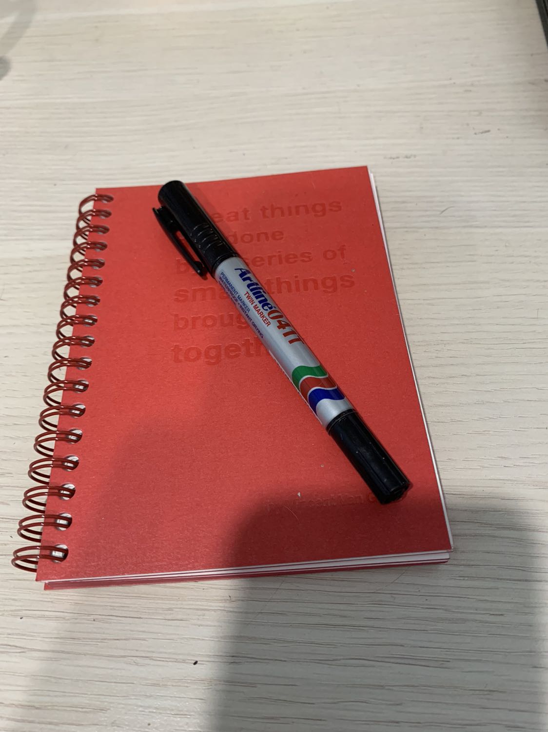 Bút viết đẹp. Viết xong nhớ đậy nắp liền, mình không đậy thì lát viết lại thấy hơi khô mực