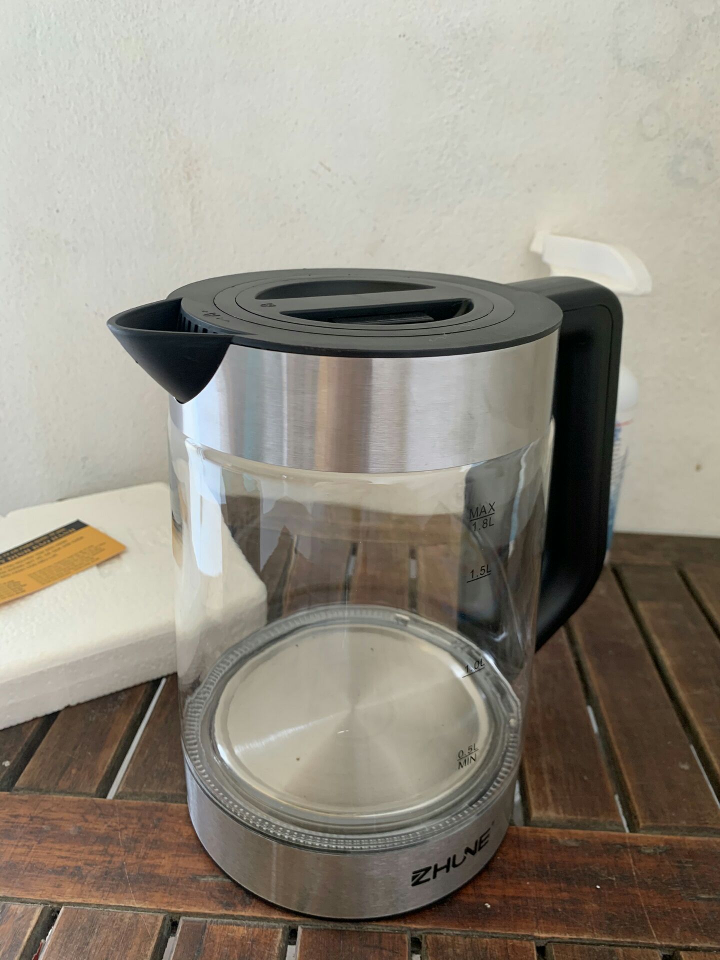 Ấm siêu tốc thuỷ tinh sợ giao hàng về bị nứt vỡ, nhưng shop bọc cẩn thận, giao hàng lại nhanh ổ cắm 2 chấu nên rất thuận tiện. Có cả thẻ bảo hành 2 năm, shop phản hồi tin nhắn rất nhanh nên thấy rất ưng ý vì thái độ phục vụ. Tầm giá này mua được ấm tốt mà còn đẹp như này là quá ok. Cho shop 5 sao lần sau ghe ủng hộ nữa nhé