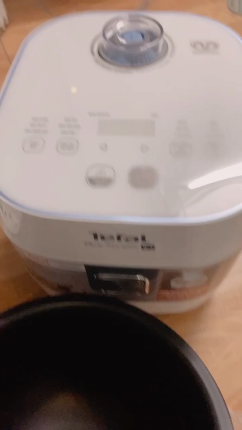 nấu ok nhunge nên cho nhiều nước hơn xíu khi nấu nồi này, dễ sử dụng, khi nào đèn sáng bên nút giữ ấm thì mới là chín, thích nhất nồi trong dày :) vì nồi dày thường nấu ngon vs đều cơm