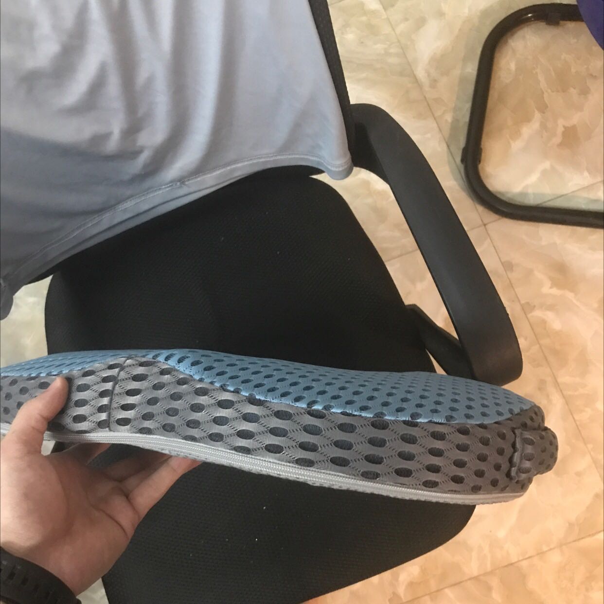 Sản phẩm ban đầu ngồi có vẻ bình thường, ngồi lúc thấy cũng khá êm, k dày như mong đợi, 5* ủng hộ shop nhé. Ổn