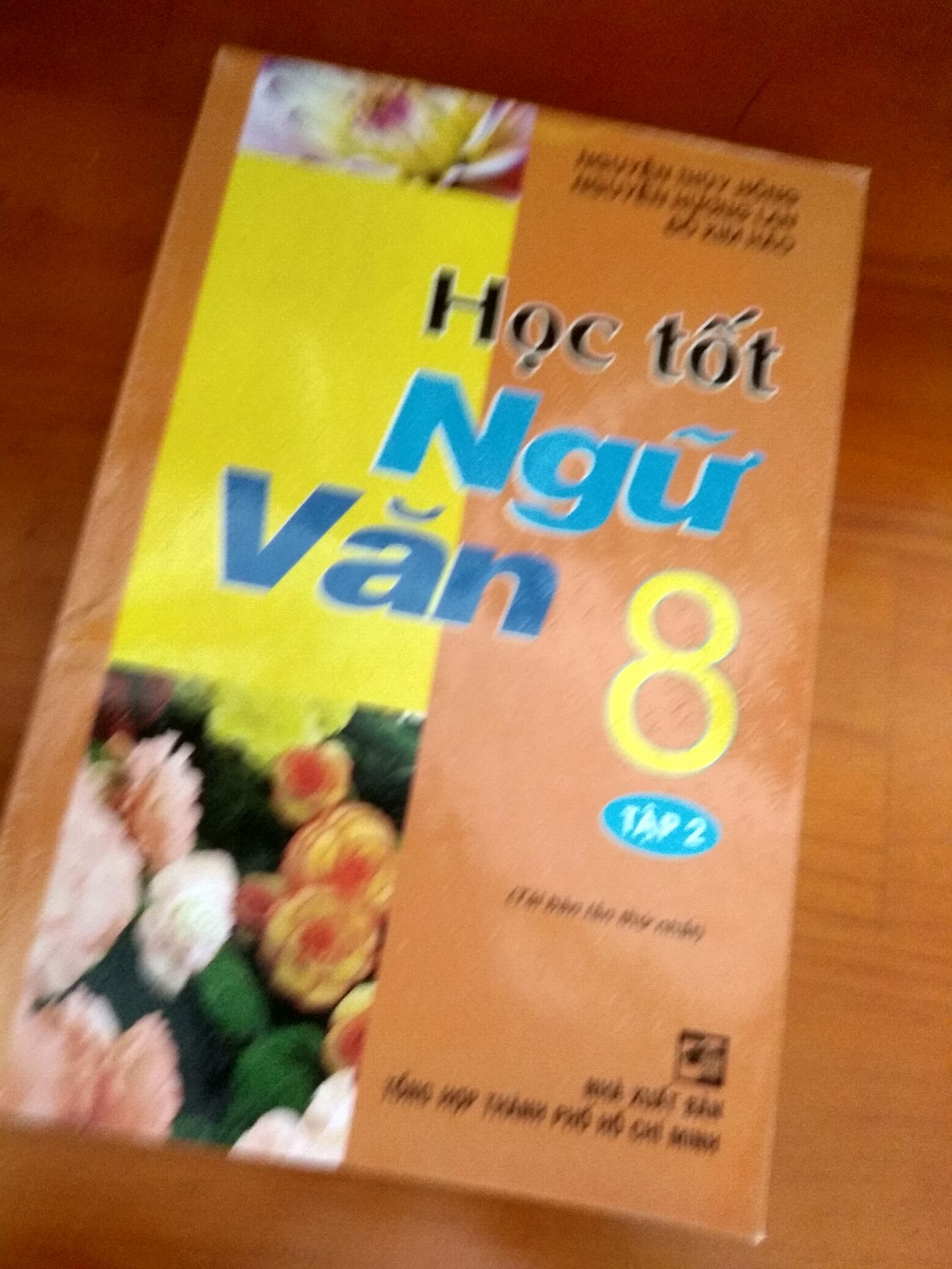 sách này bị ố vàng ở trang sách khá nhiều nhưng nội dung truyền tải thì khá ok, rất hợp với mấy bạn học sinh^^
giao hàng thì nhanh hơn dự kiến .
