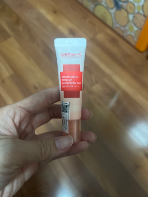 Chưa sử dụng loại kem chống nắng CellFusion C bao giờ, cần gấp nên đặt trên Tiki tuýp nhỏ 10ml dùng thử. Tiki giao hàng rất nhanh, đặt chiều là tối có .
Mới sử dụng hôm nay thấy da mặt nâng tông nhưng không trắng bệt, rất hài lòng. Sẽ tiếp tục ủng hộ!