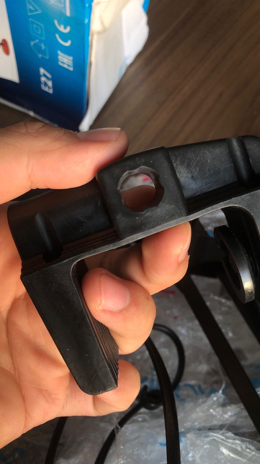 -Kiện hàng bị phá nát lúc mà mình nhật được.
-Mình ở chung cư nên khi mà mình nhận được món hàng thì hộp bị dẹp mất.
-Bên trong không có bóng đèn như miêu tả.
- Cái phần đầu grip không có kết nối được với nhau. Rất là lỏng lẻo nhìn rất fake.
- Nút siết trên đầu thì của cái đèn thì bị bị lỏng lẻo không có chặt
-Lỗ tròn này nhét không có vừa cái đuôi đèn

Xin Tiki cho mình trả lại hoàn và hoàn tiền??