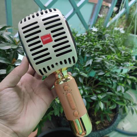 Micro thiết. kế đẹp, độ hoàn thiện tốt,, khá chắc chắn, có loa tích hợp bên trong, âm thanh hay, âm lớn, mic hút tốt, hát nhẹ. Shop tư vấn nhiệt tình, có bảo hành 12 tháng nên khá yên tâm, hậu mãi tốt. Cảm ơn shop nhiều