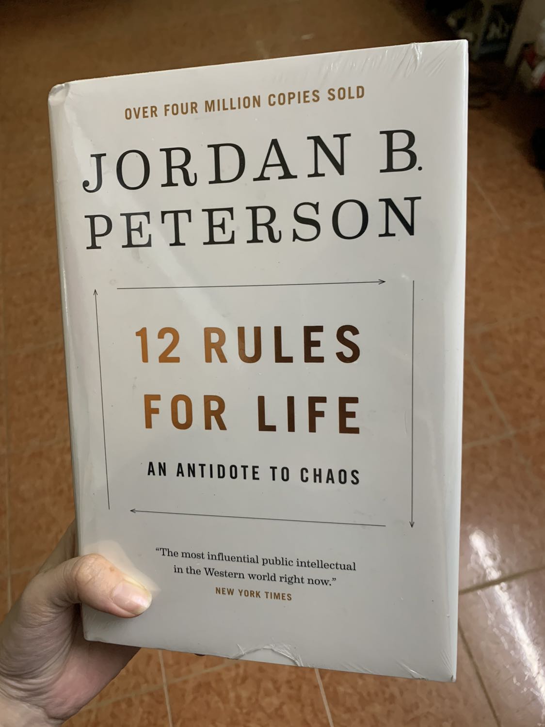 Tiki giao nhanh, tài xế hỗ trợ. Tuy nhiên Fahasa giao cho mình sách bị móp gốc một tẹo :( còn lại đều okela. 
Sách hay, khỏi bàn cãi ạ.