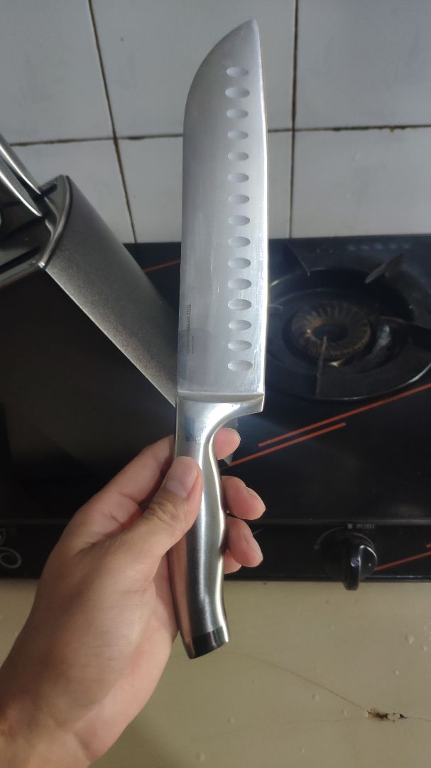 Hàng giao nhanh, sản phẩm đúng mô tả. Dao sáng bóng khá bén, cầm nặng và rất thuận tay. có kệ để dao nhìn rất sang trọng. Đúng là tiền nào của nấy. Đáng để mua.