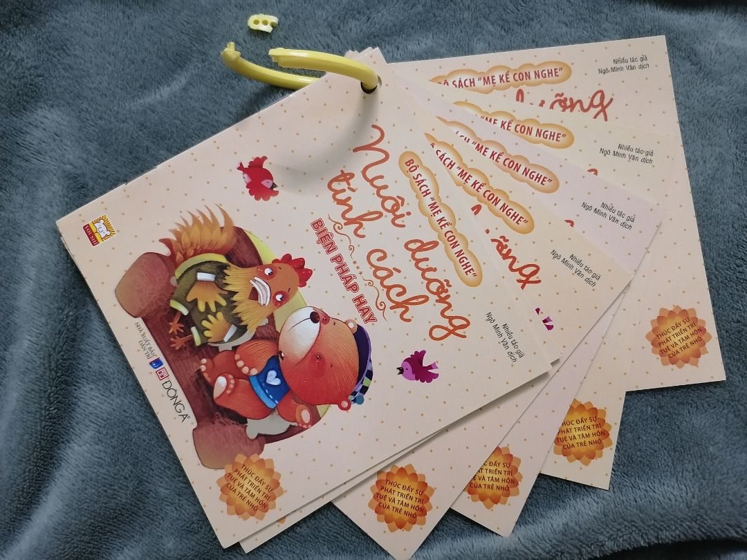 Sách đẹp, màu sắc tươi sáng, hình vẽ dễ thương,  nhiều câu truỵên đa dạng khác nhau. 1 bộ có nhiều cuốn nhỏ kèm móc tròn giữ sách. Nhưng mà móc nhựa cứng khá dễ gãy.
