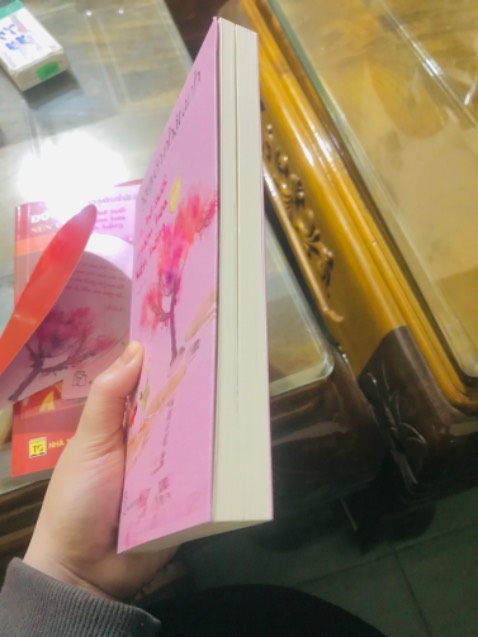 - Gần đây mình mới đọc truyện của bác Nguyễn Nhật Ánh, tháng 11 vừa rồi mình đã đọc 3 cuốn: tôi thấy hoa vàng trên cỏ xanh, út quyên và tôi, bàn có năm chỗ ngồi. Mình cực kì thích
- Mình đặt cuốn này khoảng 2 3 hôm trước thôi
- Giá mình mua đợt sale: 79k 
❤️❤️❤️❤️