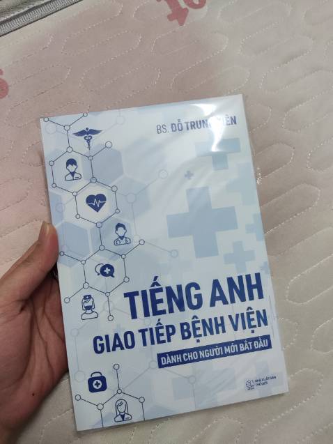 Nhân đc sách mấy hôm r nhưng phải đọc đã nay ms đánh giá
 Bọc sách cẩn thận. Sách dày dặn, in đẹp, sắc nét. Nội dung được chia thành từng mục rõ ràng, giúp người đọc rất nhiều về giao tiếp trong bệnh viện, đặc biệt là các bạn chưa giỏi tiếng anh, các bạn đang làm trong bệnh viện quốc tế, bệnh viện cần giao tiếp tiếng anh.
Cảm ơn BS Kiên và đội ngũ rất nhiều ạ