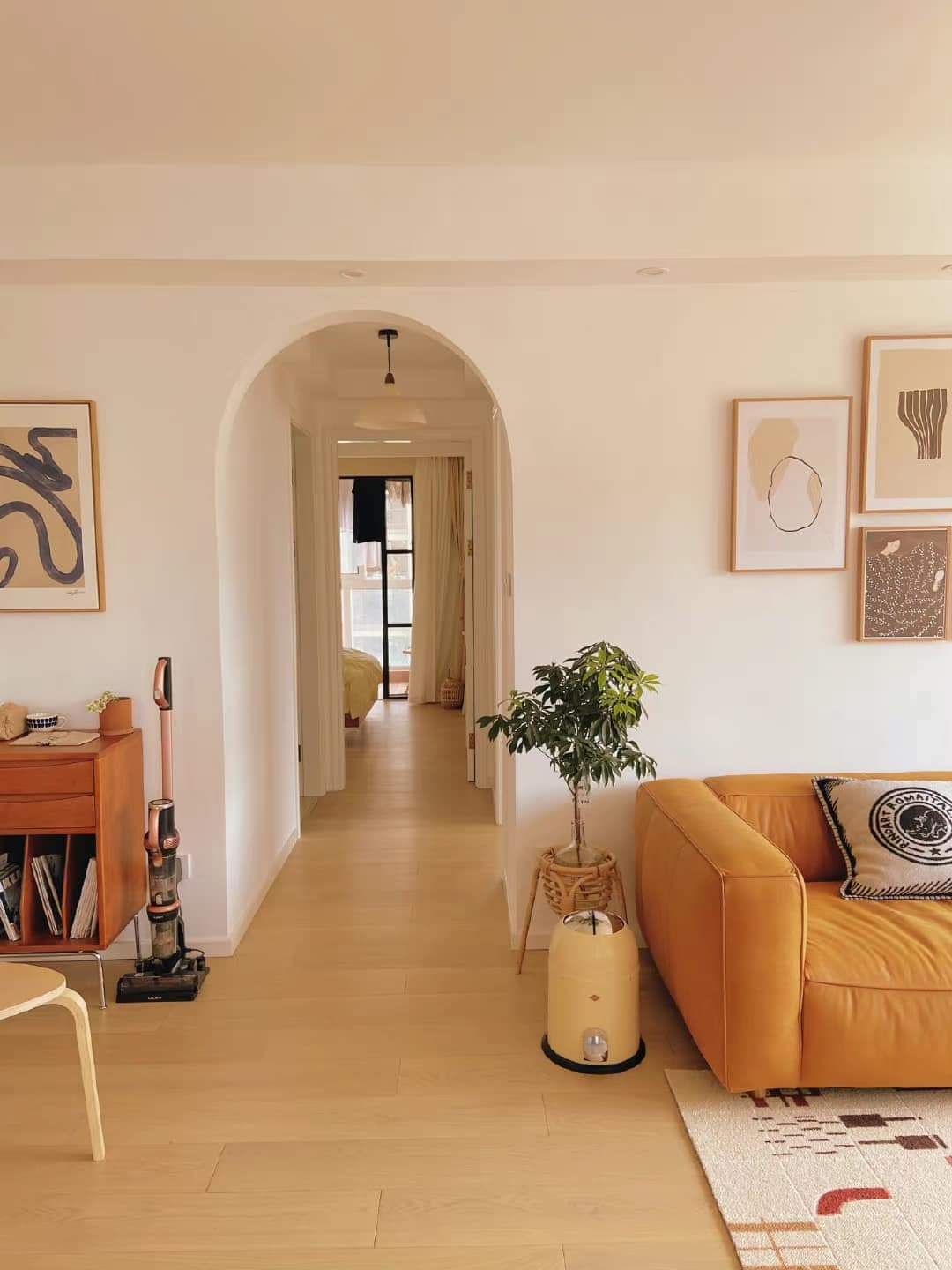 ko bám mặt bàn tốt lắm