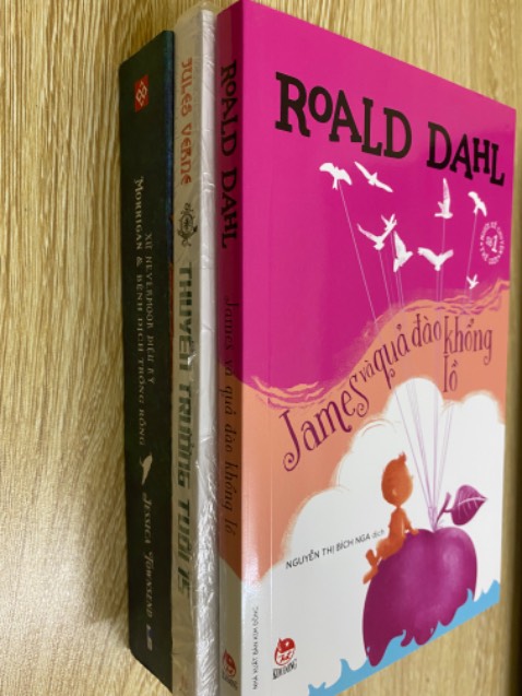 Sách được bọc trong túi zip trước khi đóng vào hộp giấy.