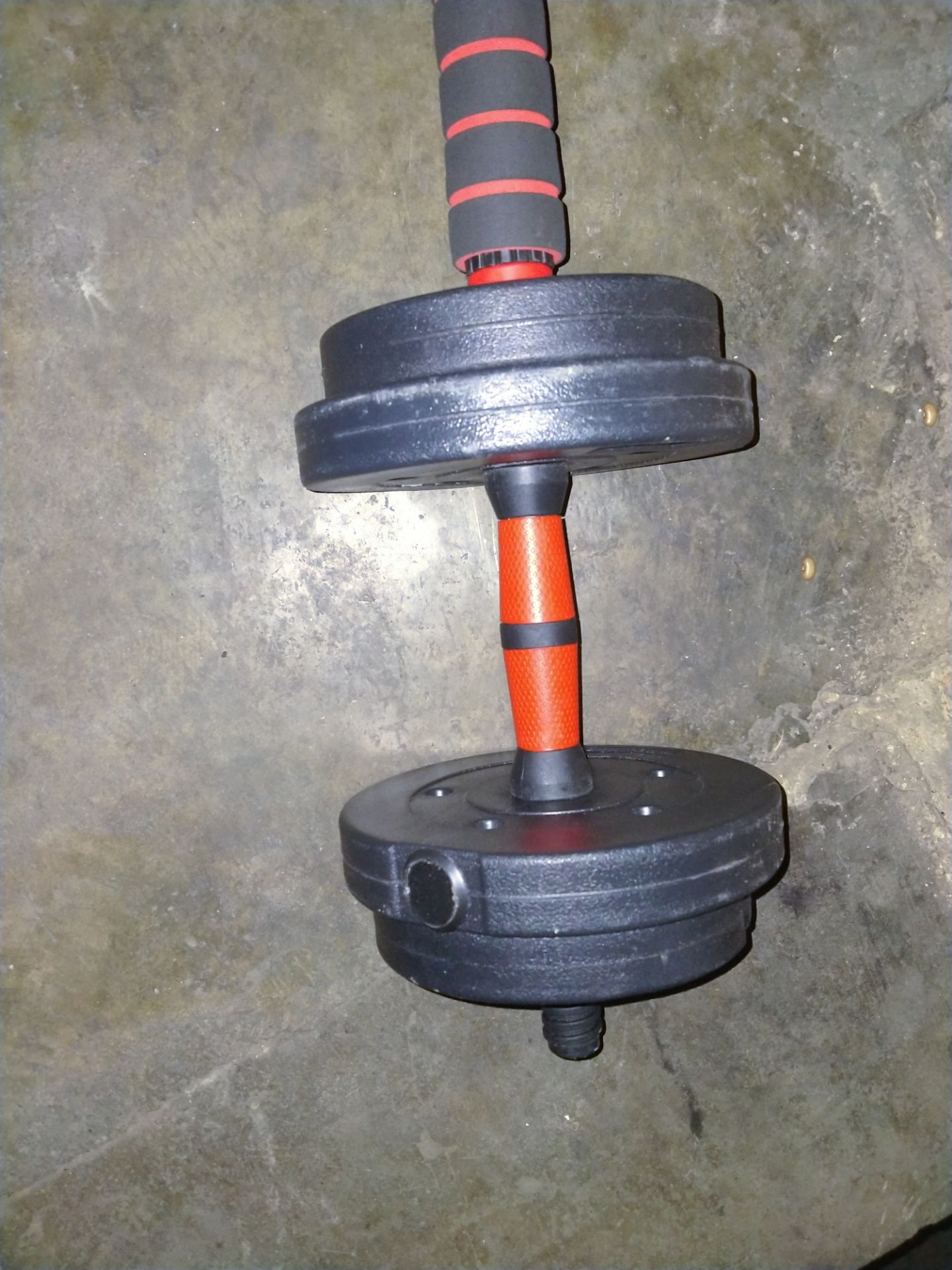 Giao hàng nhanh, đóng gói đẹp mắt, nhưng 10kg mình cầm vẫn thấy hơi nhẹ ý. Nhưng vẫn rất hài lòng. Mình đặt cho bố mình và bố mình cũng rất hài lòng. Mình đặt được giảm phí ship còn 4k nên hài lòng nhất chỗ này😄, và cây gậy cũng cầm êm tay lắm nha!