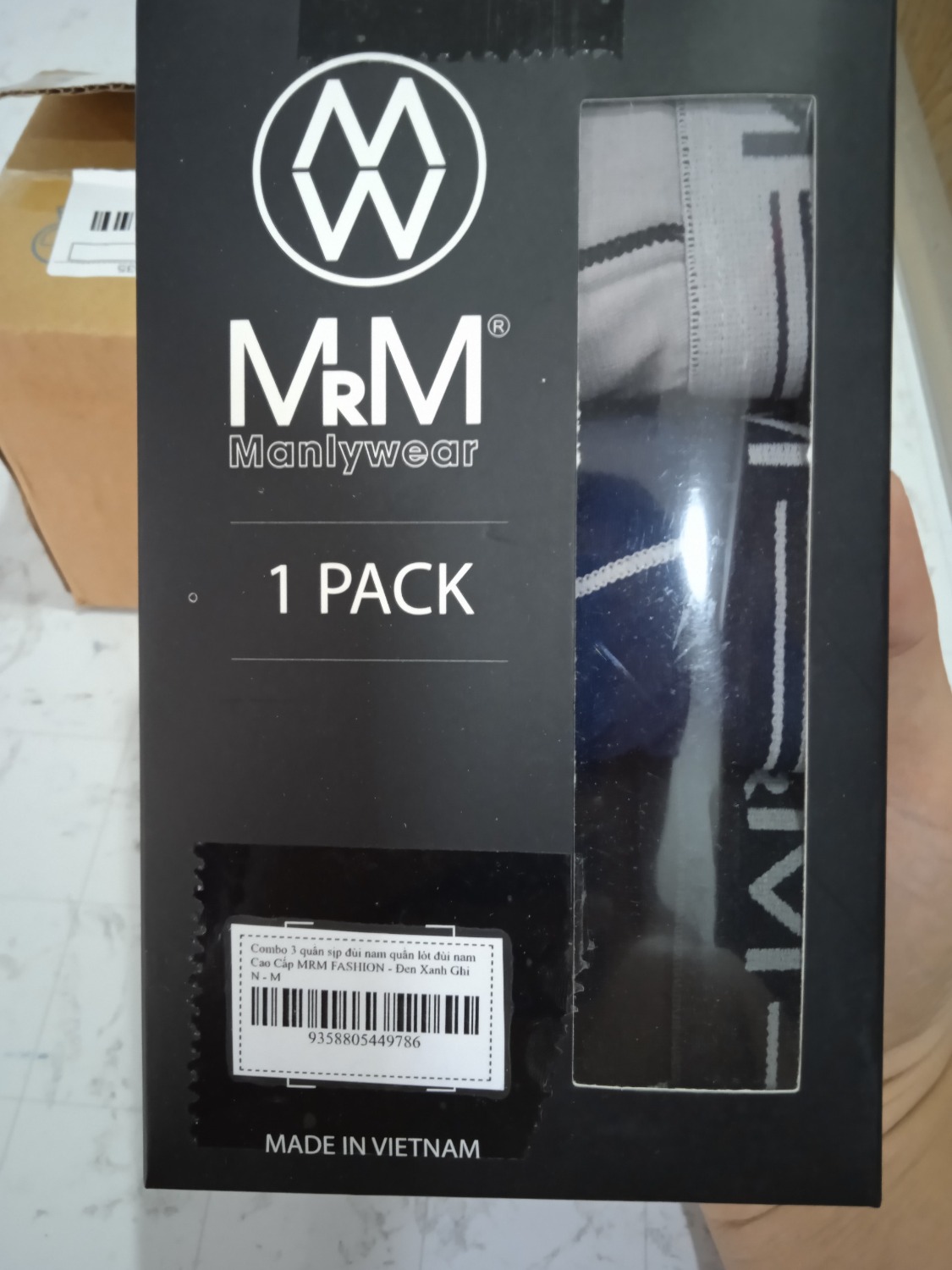 Hộp tiki rất đẹp, đóng gói cẩn thận,có logo tiki now nhưng hơi bị móp trong lúc vận chuyển.
Bên trong là sản phẩm,3 quần được đóng gói trong hộp của hãng rất đẹp cẩn thận,không bị móp,thấy sự chỉnh chu của shop,điểm cộng.
Về chất liệu vải rất mềm mịn, sờ rất mát,sản phẩm chất lượng tốt so với giá tiền. Sản phẩm là hãng của việt nam, mình rất thích, và luôn luôn ủng hộ hàng việt nam.
Mua hàng mình rất khó tính, kiểm tra đường chỉ may thấy rất cẩn thận, chắc chắn, nhưng vẫn có 1 ít chỉ thừa, có thể bỏ qua, dùng 1 thời gian mới biết được có bền hay không