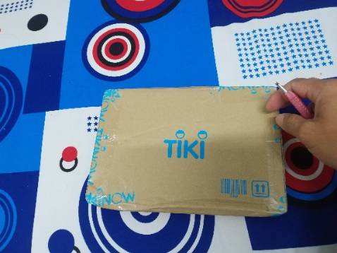 Sách có bìa giấy dày, có lớp bọc chống thấm mồ hôi, được in màu,chữ đẹp và rõ...Rất ưng mở ra lấy sách ra, lên ghế pha ly ca fe đọc liền.