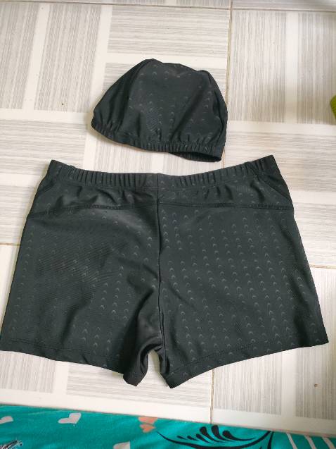 Quần quá ngắn,2XL vải hơi mỏng,tạng người 70kg là hơi chật, tặng nón gì vải như quần bơi... đội đầu vẫn ướt như thường ,
