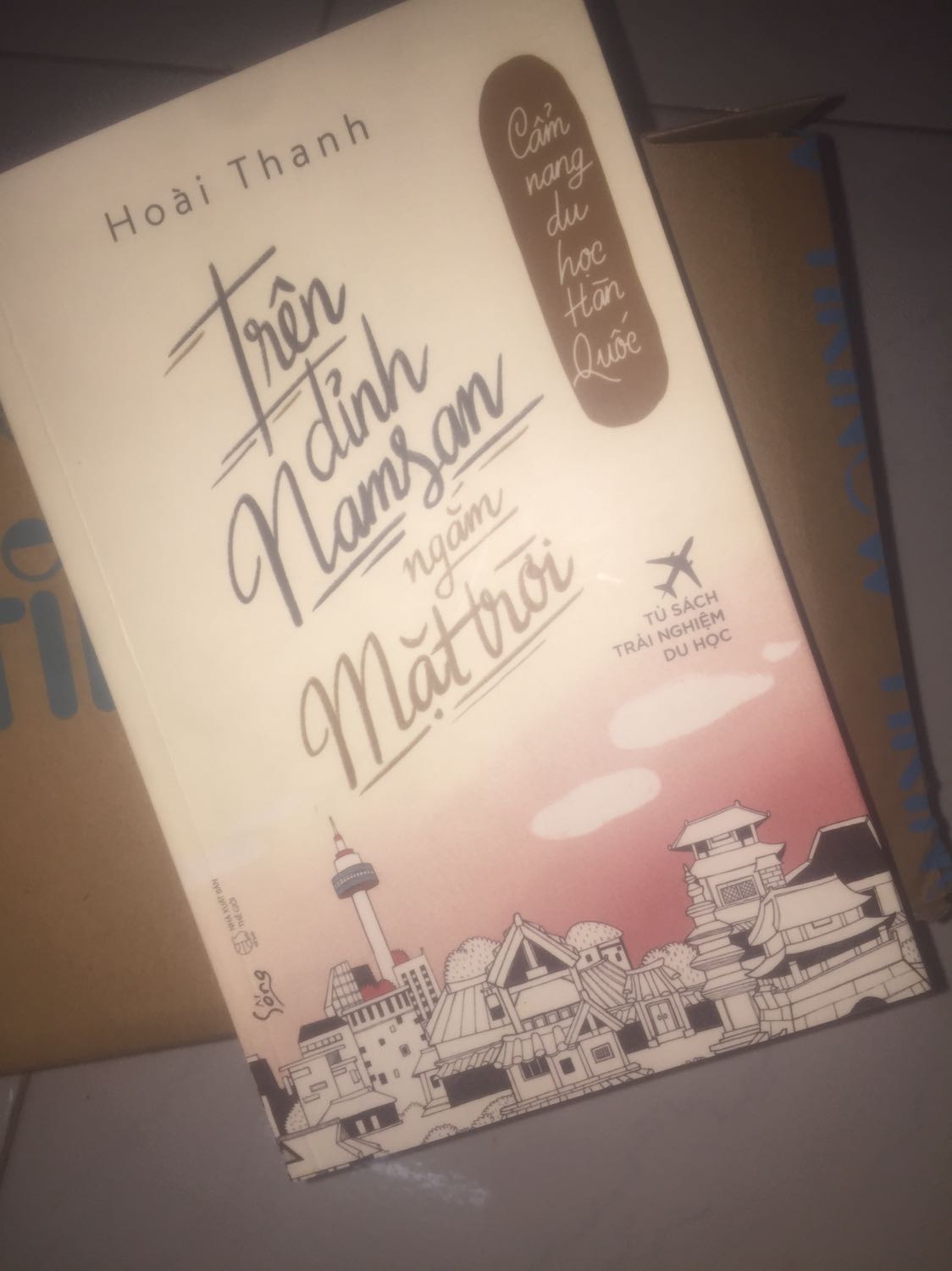 Sách thì rất là Ok,mình khuyên là mọi người nên mua. Nếu chưa tin tưởng thì mọi người có thể đọc review về sách này trên gg. Cò về Tiki mình chọn giao hàng vào ngày hôm sau nhưng trong ngày đã có rồi,đóng gói rất kỹ lưỡng.