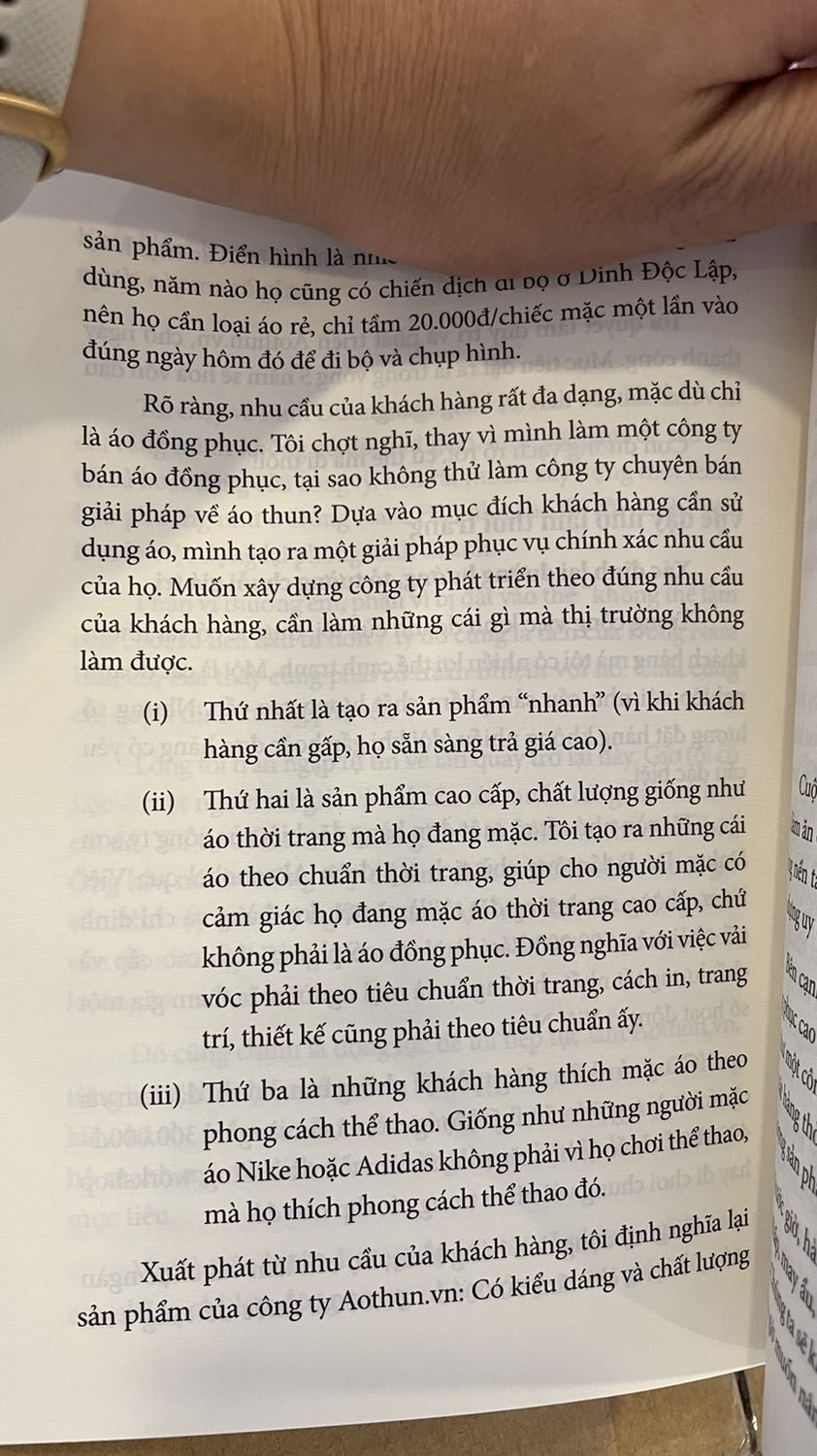 Sách kể chuyện khởi nghiệp chân thật, khác với các sách dịch kể chuyện doanh nhân thường rất lý tưởng hấp dẫn nhưng không gần gũi. Những câu chuyện và đúc kết thực tế như thế này giúp người đọc dễ liên tưởng rồi áp dụng cho công việc của mình. Câu chuyện máy in Thái Lan và chuyến đi Châu Âu rất thú vị, đầy cảm hứng. Khởi nghiệp luôn vất vả nhưng cũng là hành trình đáng để một lần bắt đầu. Bìa sách đẹp, giao hàng 2h rất nhanh.
